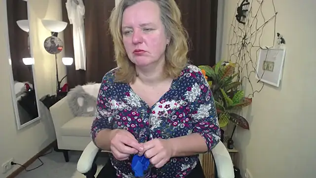 VestaWoody online show from November 2025 06:59:02 AM