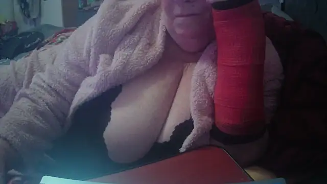 Playful MILF Demi online show from October 2025 12:57:01 AM