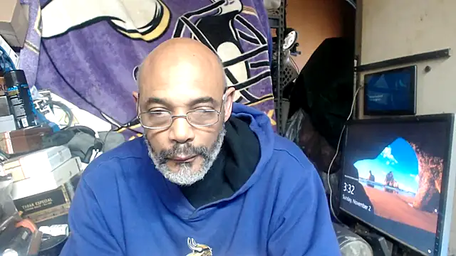 A CIGAR MAN online show from November 2025 08:33:02 PM