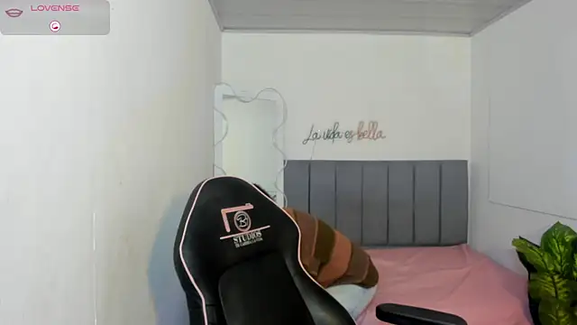 THIANA TAY online show from October 2025 02:52:01 AM