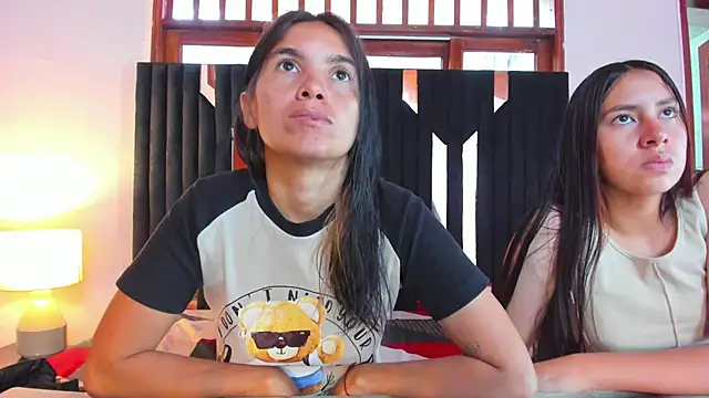 Sofy and Mia online show from October 2025 12:18:02 PM