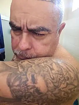 Snapshot of B1GLO chatting on November 2025 04:49:02 PM B1GLO online show from November 2025 04:49:02 PM