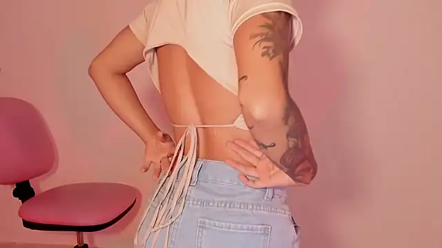 Snapshot of Ashleyroys_111 chatting on October 2025 02:18:01 PM Ashleyroys 111 online show from October 2025 02:18:01 PM