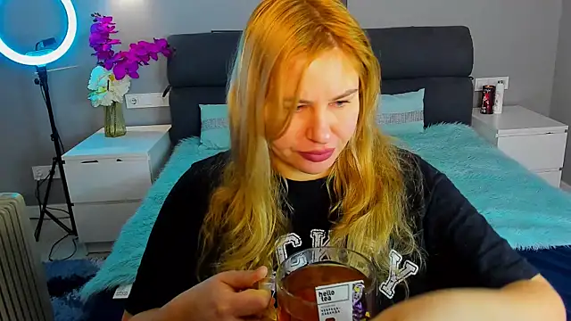 Snapshot of Passion-Blondy chatting on February 2026 12:04:02 AM Passion-Blondy online show from February 2026 12:04:02 AM