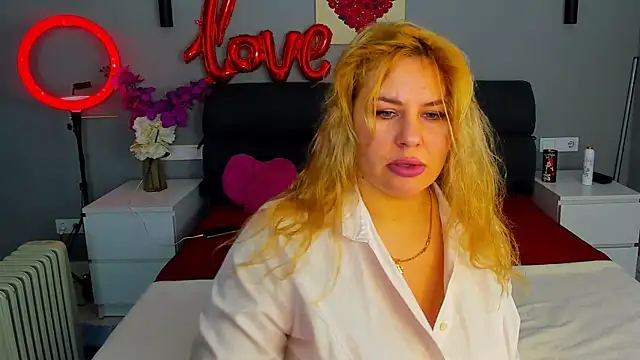 Snapshot of Passion-Blondy chatting on February 2026 11:08:02 PM Passion-Blondy online show from February 2026 11:08:02 PM