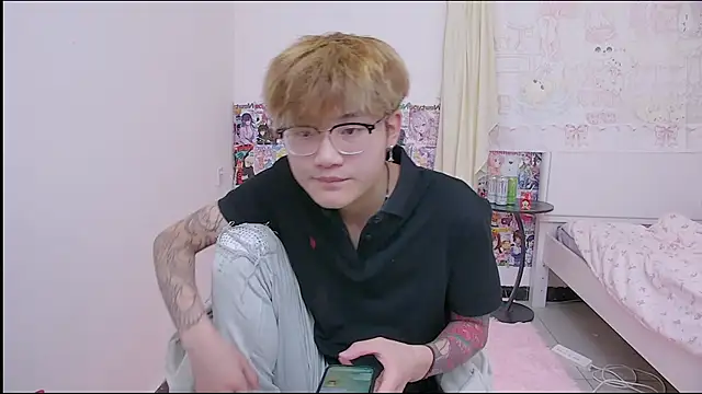 KK-cuteboy online show from April 2026 05:12:02 AM