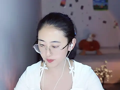 Snapshot of Queena_ chatting on December 2025 07:45:02 AM Queena online show from December 2025 07:45:02 AM