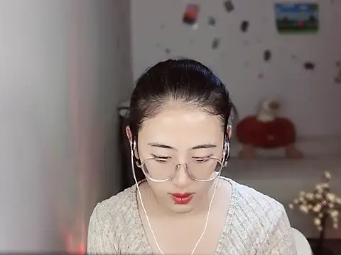 Snapshot of Queena_ chatting on December 2025 06:51:01 AM Queena online show from December 2025 06:51:01 AM