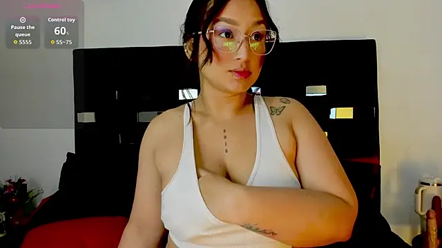 Snapshot of SussySunny_ chatting on October 2025 02:01:02 AM SussySunny online show from October 2025 02:01:02 AM