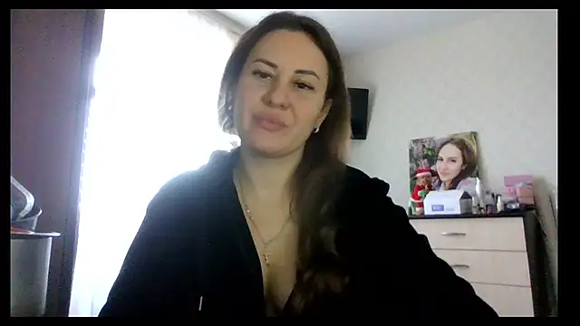 Snapshot of MeadowEyes chatting on December 2025 08:33:01 AM MeadowEyes online show from December 2025 08:33:01 AM