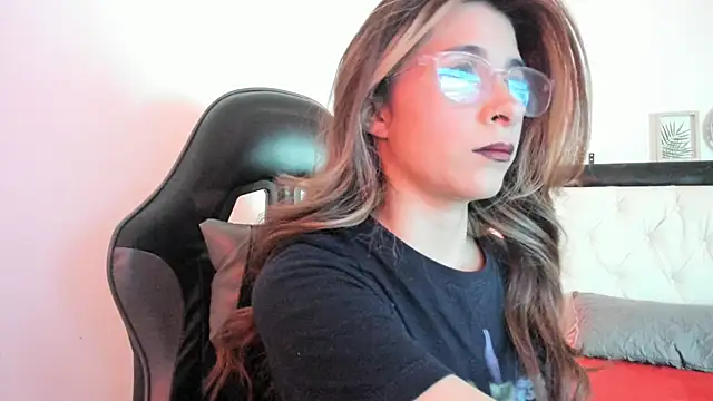 Snapshot of Sara_Roades chatting on November 2025 08:09:01 PM Sara Roades online show from November 2025 08:09:01 PM