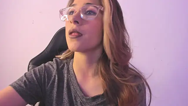 Snapshot of Sara_Roades chatting on November 2025 07:57:01 PM Sara Roades online show from November 2025 07:57:01 PM