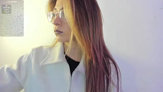 Snapshot of Sara_Roades chatting on November 2025 10:59:02 PM Sara Roades online show from November 2025 10:59:02 PM