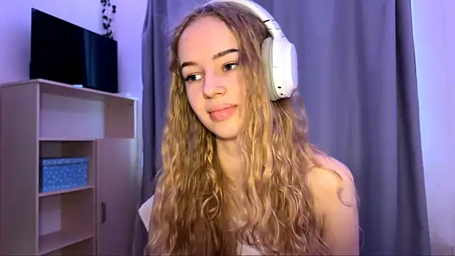 LunaCrave online show from October 2025 09:42:02 AM