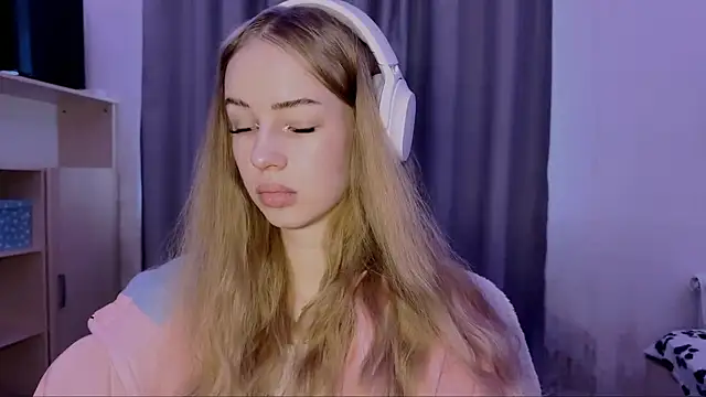 LunaCrave online show from October 2025 09:35:02 AM