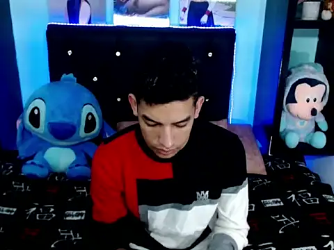 x Aaron x online show from October 2025 04:00:02 AM