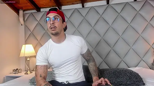 Liam Espinoza online show from November 2025 07:35:01 PM