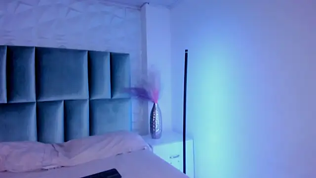 HollyPeach online show from March 2026 08:04:01 PM