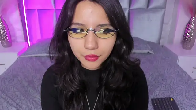 HollyPeach online show from March 2026 05:02:01 PM