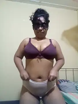 Expose Queen online show from December 2025 05:42:02 PM