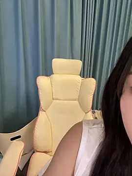 Snapshot of yiyi_3523 chatting on March 2026 02:32:01 PM yiyi 3523 online show from March 2026 02:32:01 PM