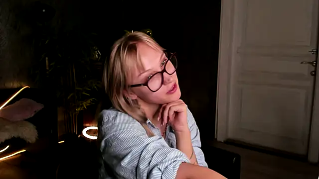 AnnieGitis online show from October 2025 08:20:02 PM