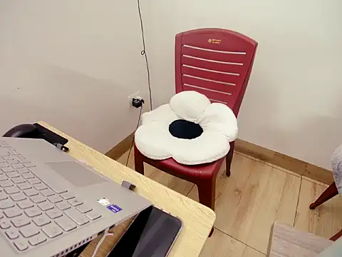 Hanna Mina online show from November 2025 02:01:02 AM