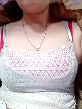 Snapshot of YiyinLy chatting on February 2026 07:24:01 AM YiyinLy online show from February 2026 07:24:01 AM