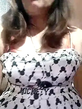 Snapshot of YiyinLy chatting on February 2026 12:41:02 PM YiyinLy online show from February 2026 12:41:02 PM