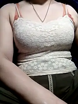 Snapshot of YiyinLy chatting on February 2026 01:15:02 PM YiyinLy online show from February 2026 01:15:02 PM