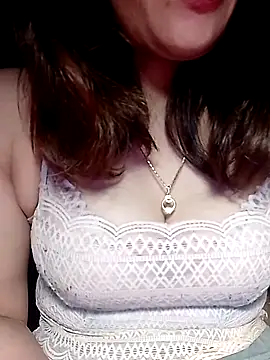 Snapshot of YiyinLy chatting on February 2026 09:11:02 PM YiyinLy online show from February 2026 09:11:02 PM