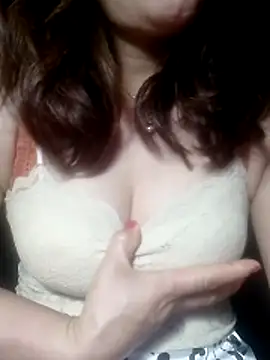 Snapshot of YiyinLy chatting on February 2026 09:35:01 PM YiyinLy online show from February 2026 09:35:01 PM