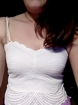 YiyinLy online show from April 2026 09:15:01 PM