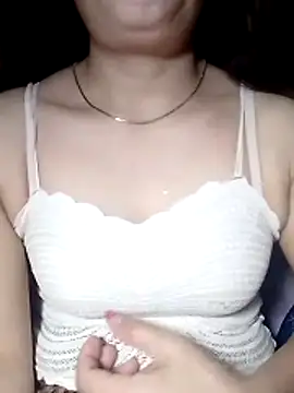 YiyinLy online show from April 2026 12:48:02 PM