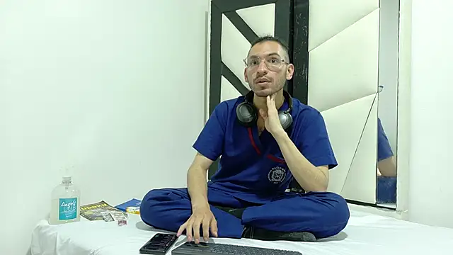 YOLK VERS online show from October 2025 09:04:01 PM