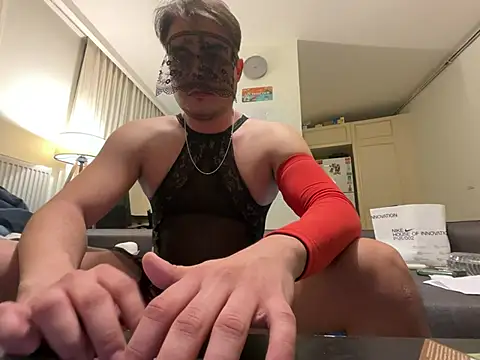 dicsucerboy77 online show from April 2026 11:00:01 PM