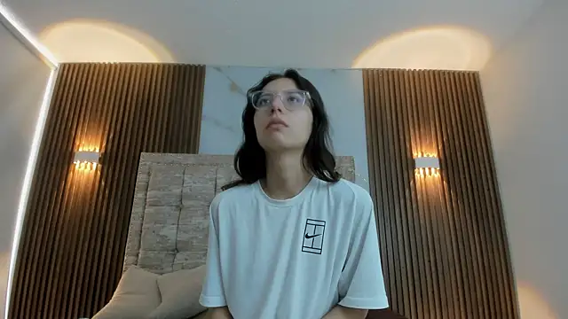 Snapshot of AnnieAndLeandro chatting on January 2026 02:33:01 PM AnnieAndLeandro online show from January 2026 02:33:01 PM