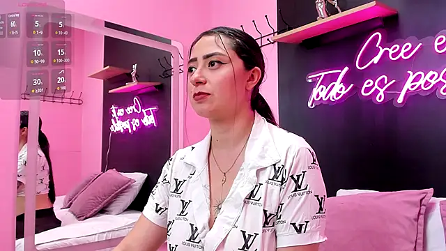 JuliethCruz  online show from December 2025 05:54:02 PM