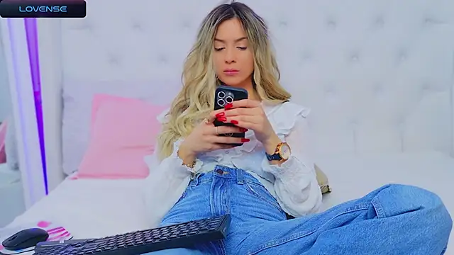 Snapshot of AriannaSins chatting on December 2024 08:10:02 PM AriannaSins online show from December 2024 08:10:02 PM