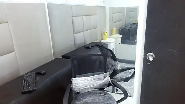 WinnyBarness online show from November 2025 02:00:02 AM