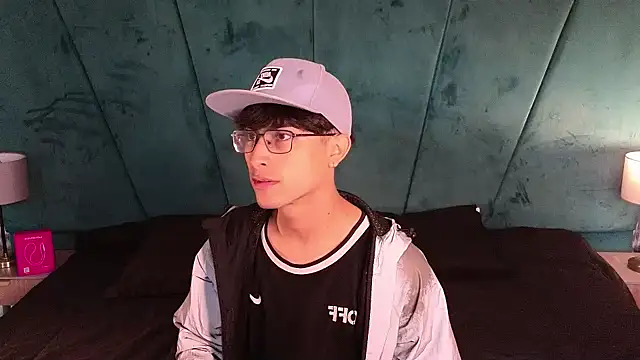 Aaron Eze online show from April 2026 12:32:01 PM