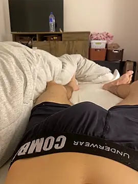 leozin01 online show from November 2025 05:13:01 PM