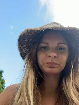 kinkysarahx online show from July 2026 01:03:01 PM