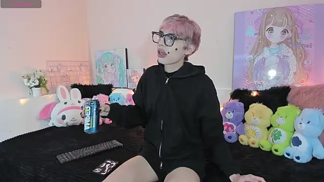 Strawberry Kitty  online show from December 2025 04:30:01 AM