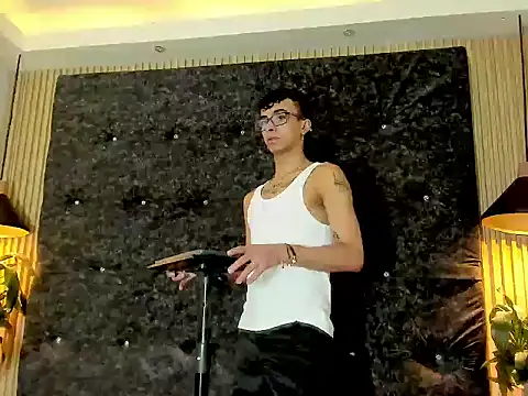 the fenix boy online show from November 2025 07:27:02 PM