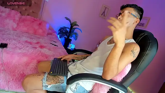 the fenix boy online show from December 2025 03:32:01 PM