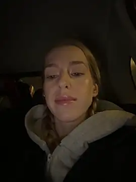 kira mia online show from December 2025 03:28:02 PM