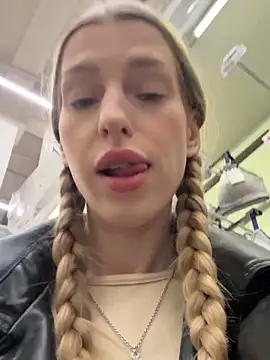 kira mia online show from December 2025 03:41:02 PM