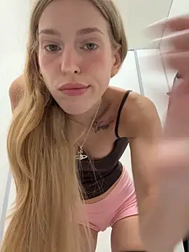 kira mia online show from April 2026 04:34:02 PM