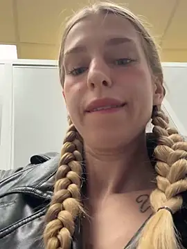 kira mia online show from May 2026 05:18:02 PM